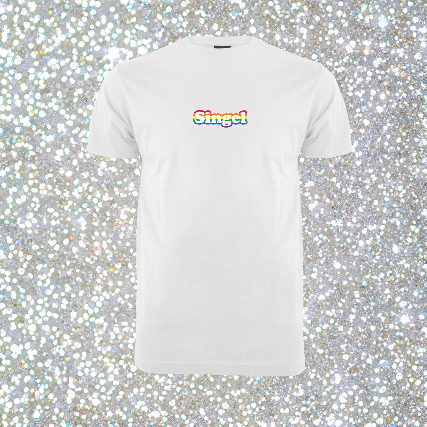 Hvit unisex T‑skjorte med liten logo på brystet – single‑jersey, løs passform med 4‑lags halsrib og forhåndskrympet