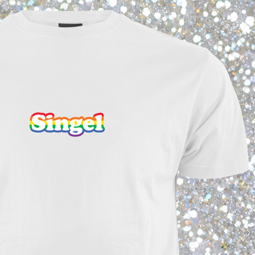 Hvit unisex T‑skjorte med liten logo på brystet – single‑jersey, løs passform med 4‑lags halsrib og forhåndskrympet