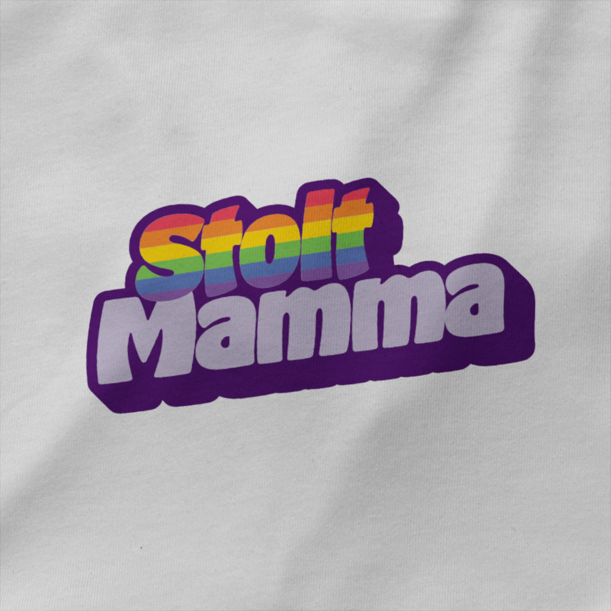 Hvit unisex t-skjorte med teksten 'Stolt Mamma' i regnbuefarger – Pride-inspirert design, 100 % bomull. nærbilde av trykk