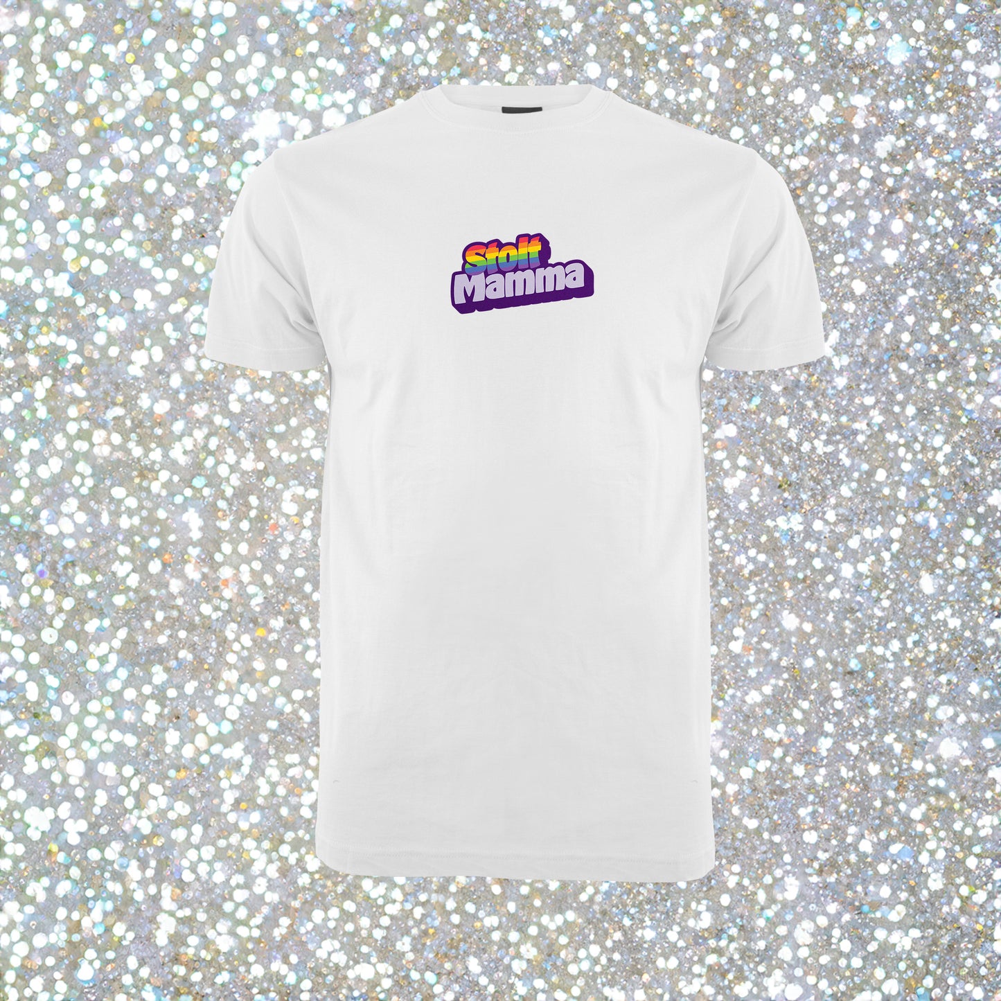 Hvit unisex t-skjorte med teksten 'Stolt Mamma' i regnbuefarger – Pride-inspirert design, 100 % bomull.