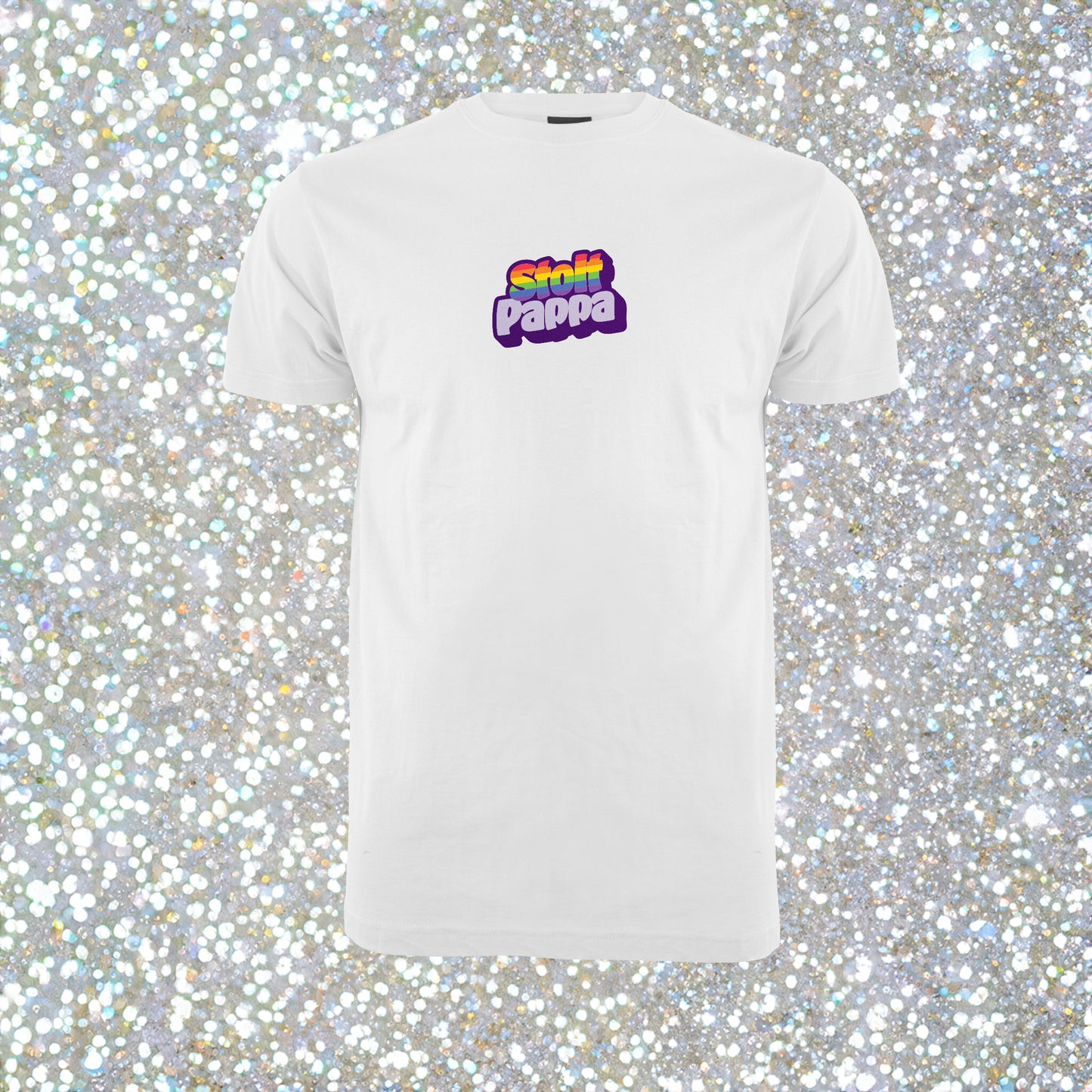 Hvit unisex T‑skjorte med teksten ‘Stolt Pappa’ i regnbuefarger – enkel rund hals og tidløs Pride-design.