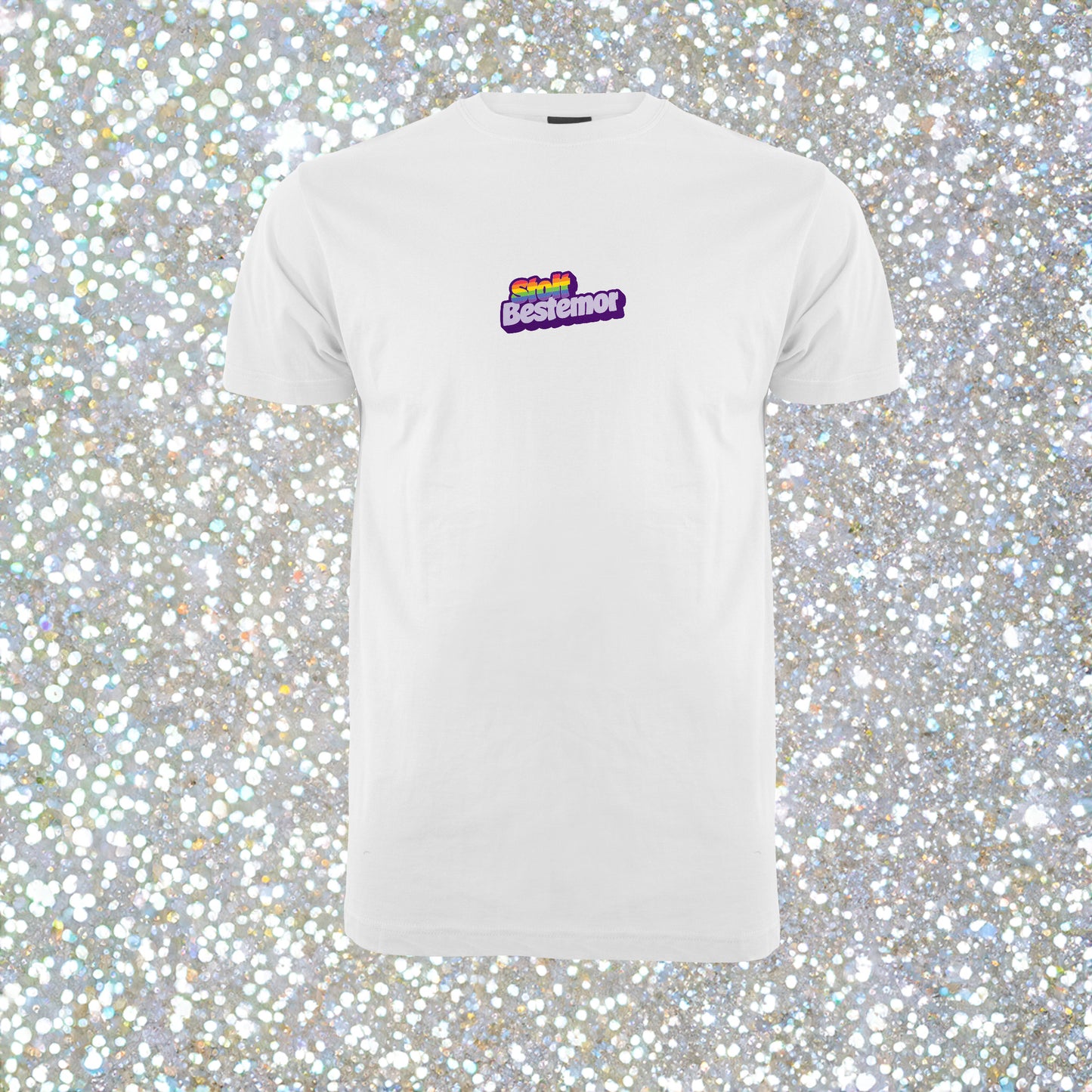 Hvit unisex T‑skjorte med teksten ‘Stolt bestemor’ i regnbuefarger – enkel rund hals, single jersey og inkluderende Pride-design.