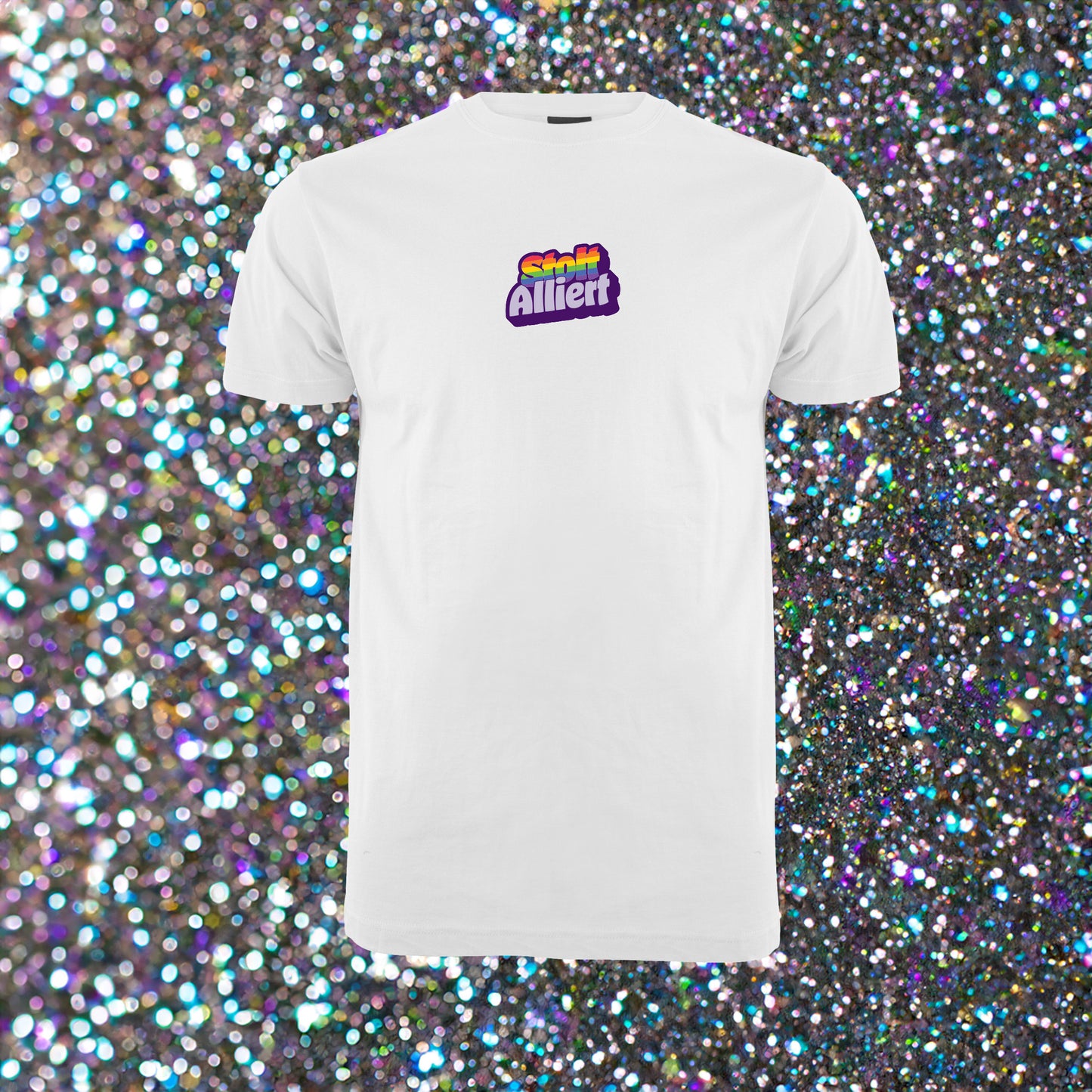 Hvit unisex T‑skjorte med teksten ‘Stolt Alliert’ i regnbueinspirerte farger på brystet, rund hals – bekreftende og inkluderende Pride-design.