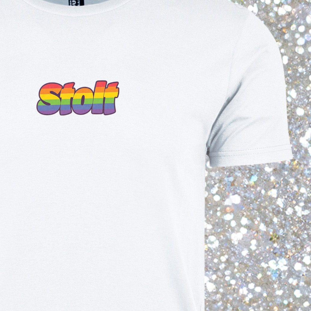 Hvit unisex T‑skjorte med teksten ‘STOLT’ i farger inspirert av regnbueflagget – klassisk rund hals og inkluderende Pride-design.