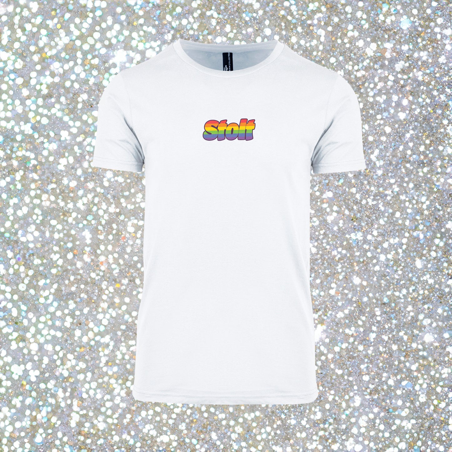Hvit unisex T‑skjorte med teksten ‘STOLT’ i farger inspirert av regnbueflagget – klassisk rund hals og inkluderende Pride-design.