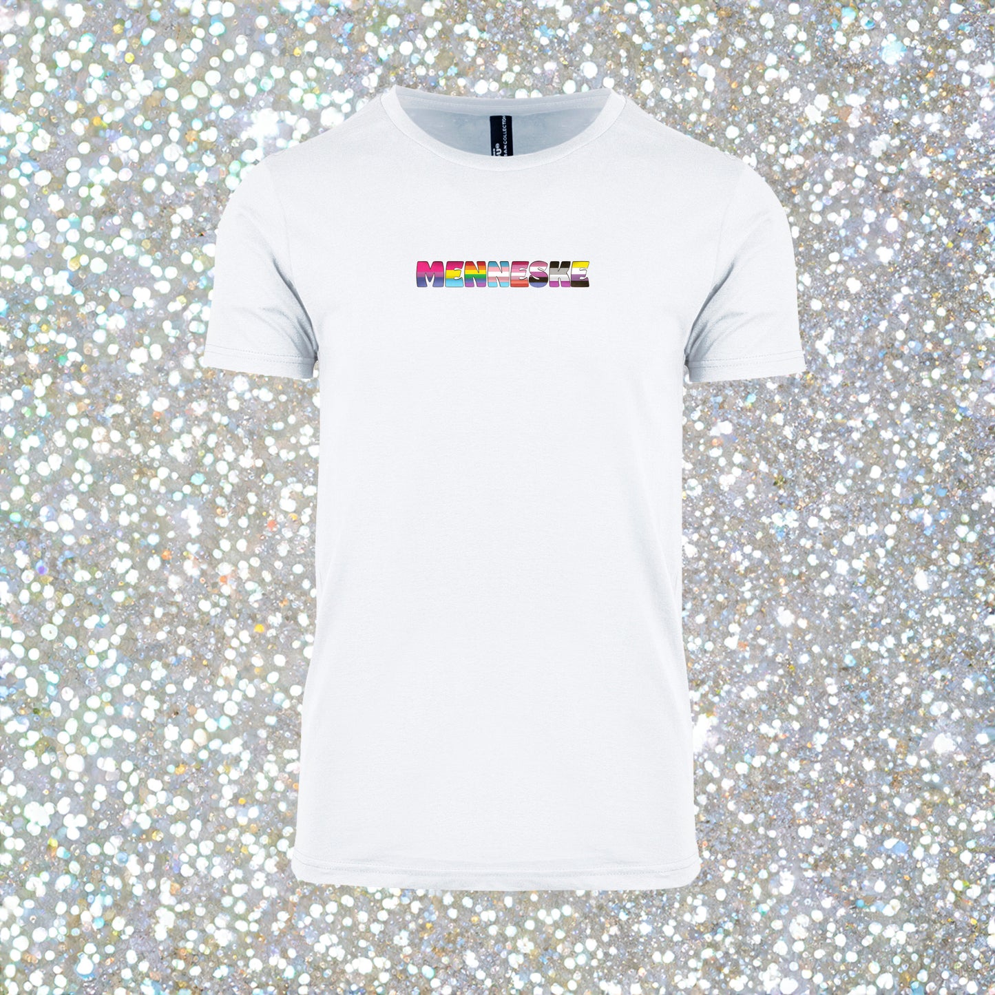 Hvit unisex T‑skjorte med rund hals, tekst ‘MENNESKE’ i farger inspirert av regnbuen, enkel og inkluderende design.