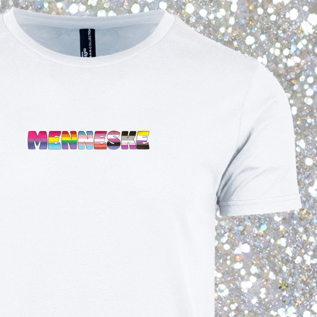 Hvit unisex T‑skjorte med rund hals, tekst ‘MENNESKE’ i farger inspirert av regnbuen, enkel og inkluderende design.