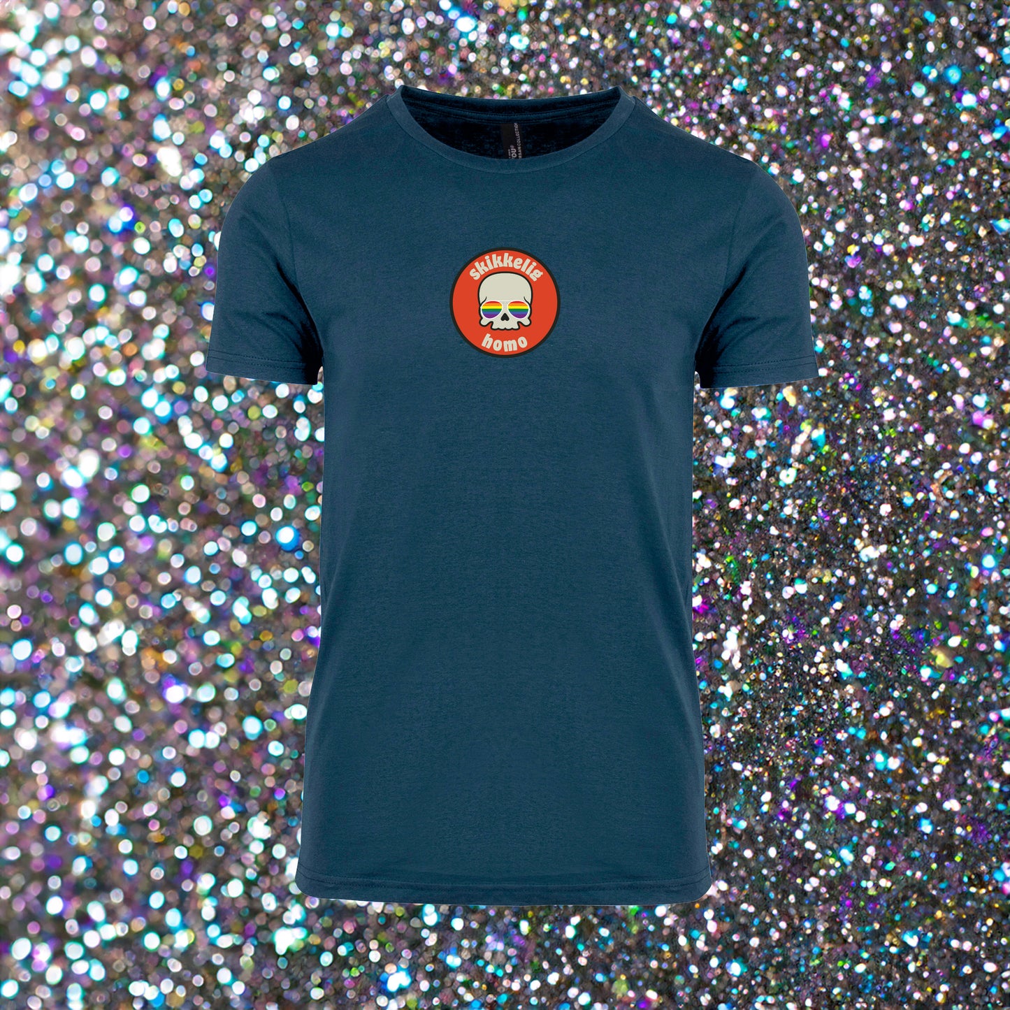 Hvit unisex T‑skjorte med trykket ‘Skikkelig Homo’ i sirkel – hodeskalle med regnbue-briller i midten, rund hals og enkel stil.