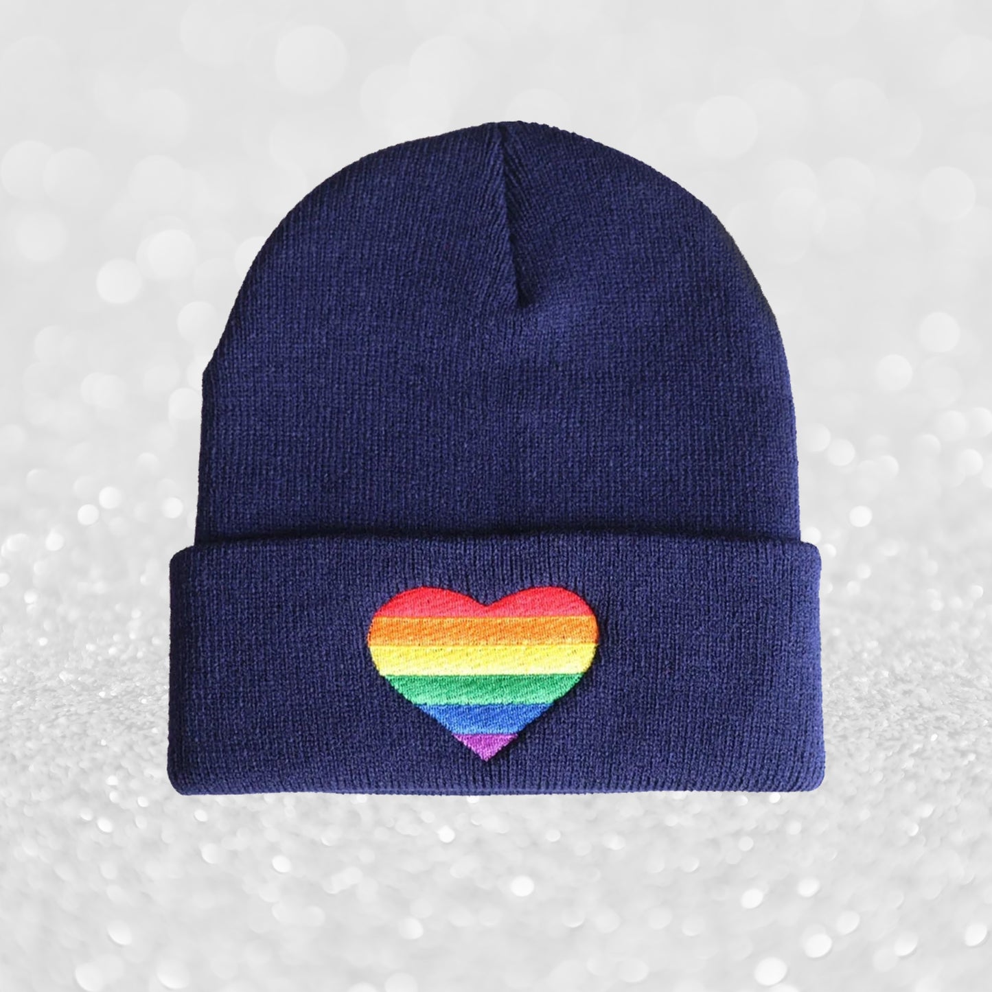 lue med brodert regnbuefarget hjerte, varm og stilfull måte å vise Pride-støtte på.