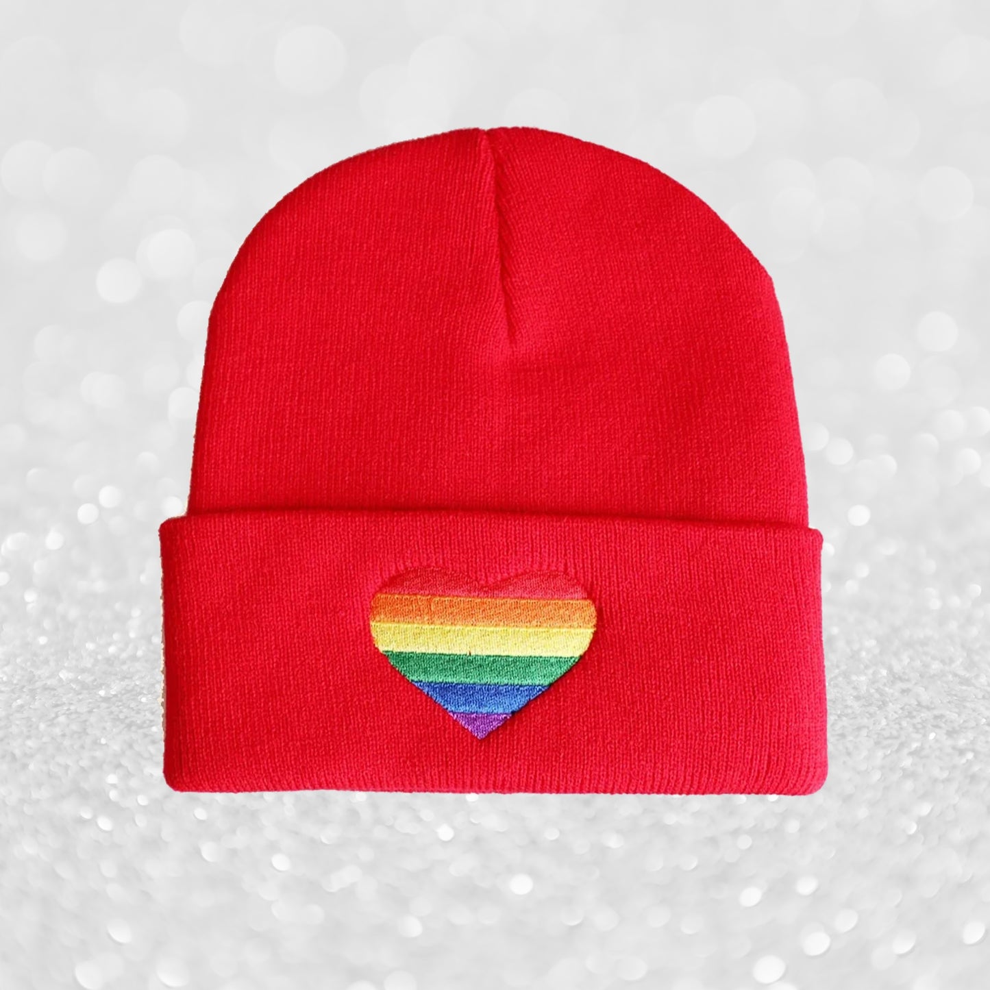 lue med brodert regnbuefarget hjerte, varm og stilfull måte å vise Pride-støtte på.