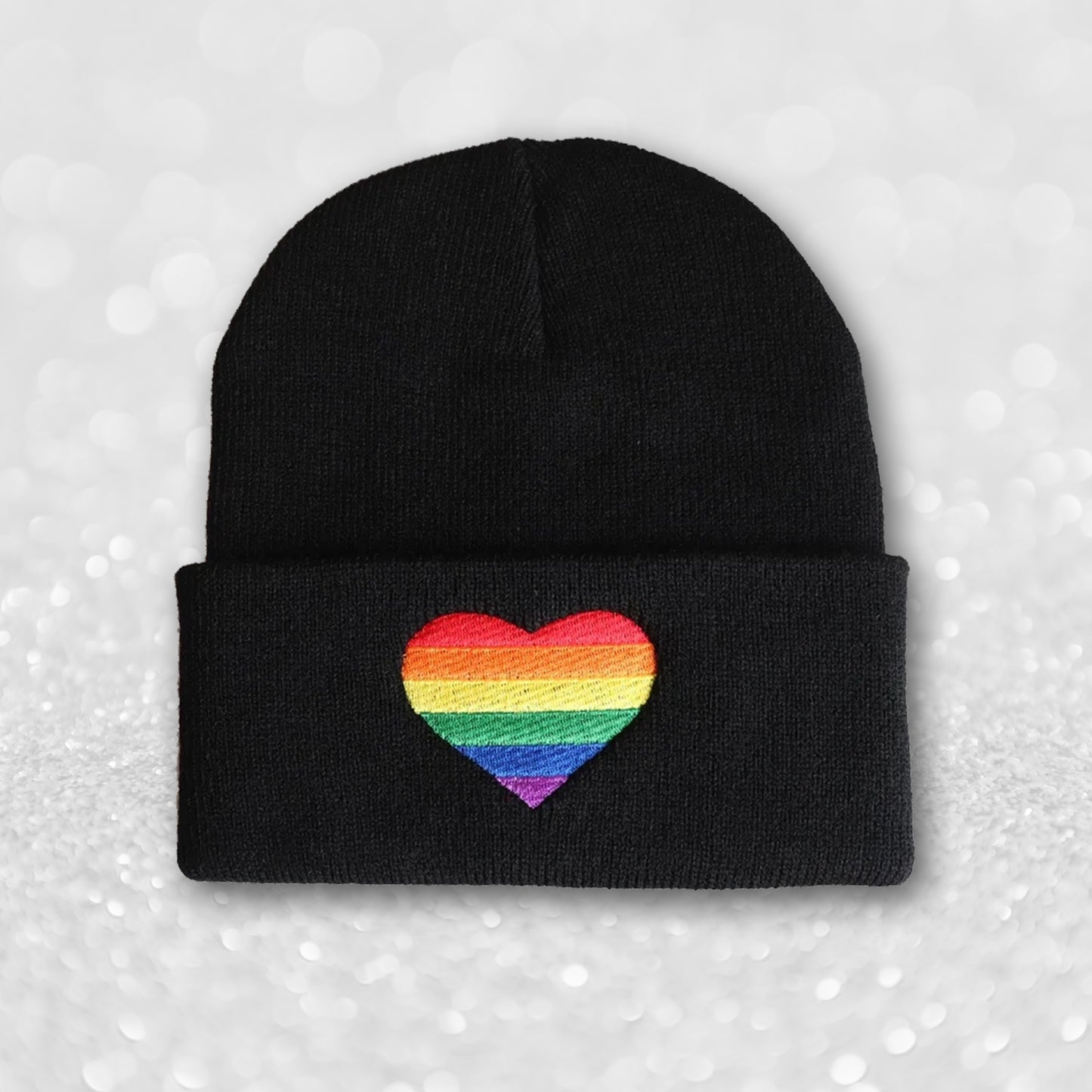 lue med brodert regnbuefarget hjerte, varm og stilfull måte å vise Pride-støtte på.