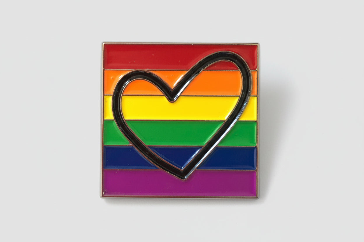Gravert hjerte Pride metallpin