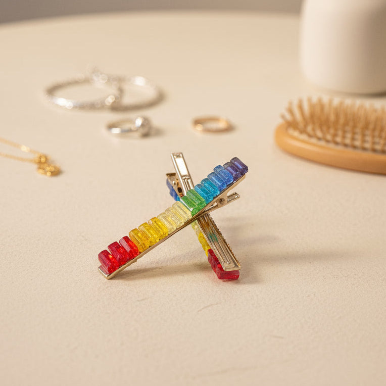 Pride spenner med regnbuesteiner