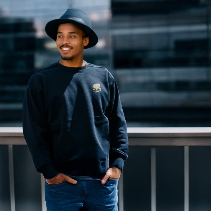 Regnbueshop - Genser Regnbue Hodeskalle - Genser - Mann med hatt og mørk blå genser med pride motiv