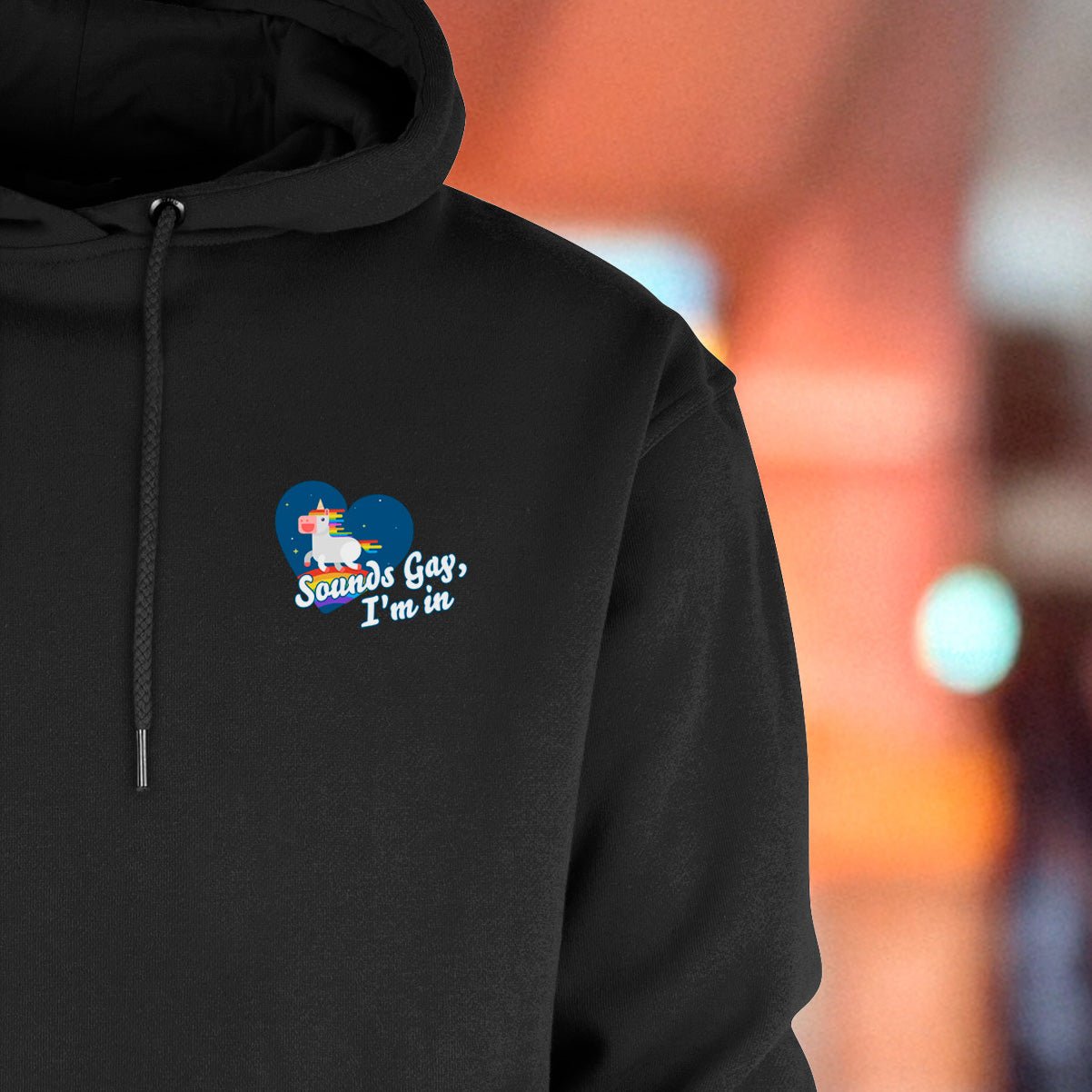Regnbueshop - Hoodie Sounds Gay Im In - Genser - sort hettegenser med pride motiv nærbilde