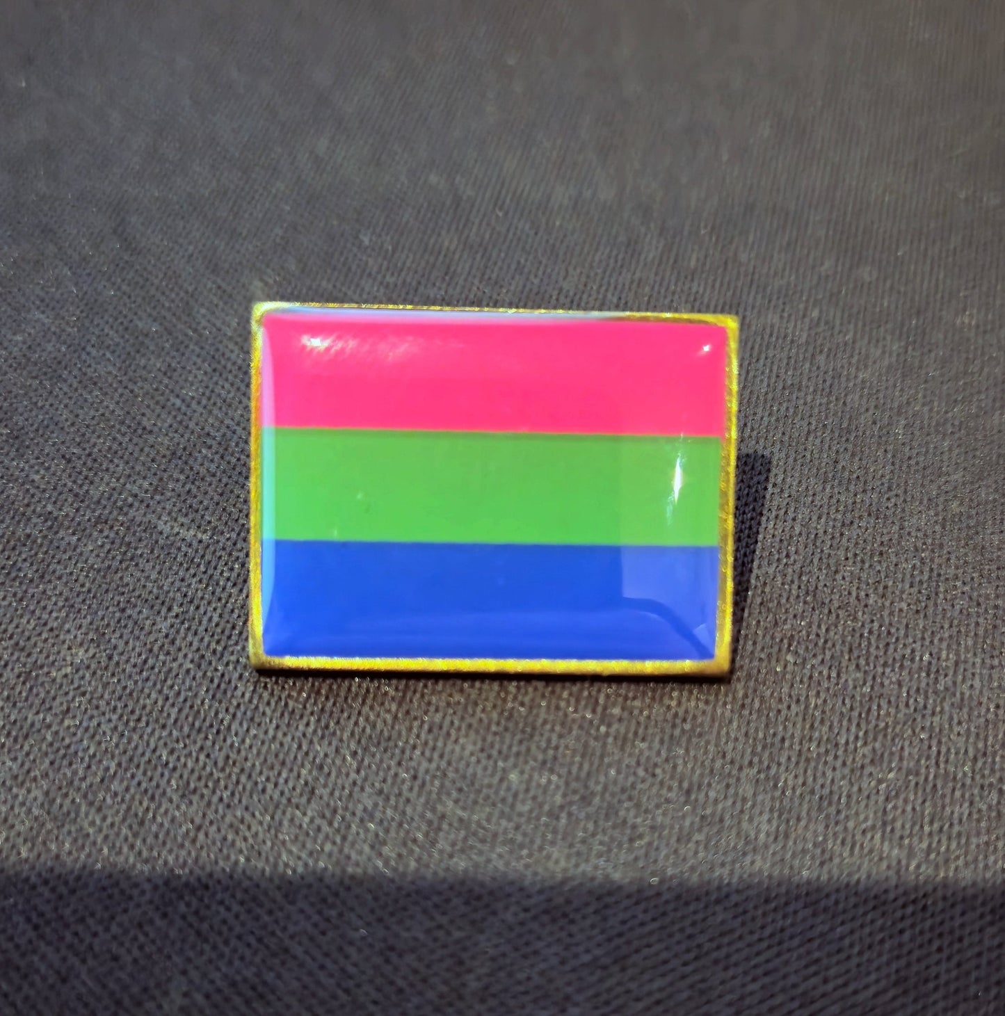 Regnbueshop - Poly Label metallpin - Pin