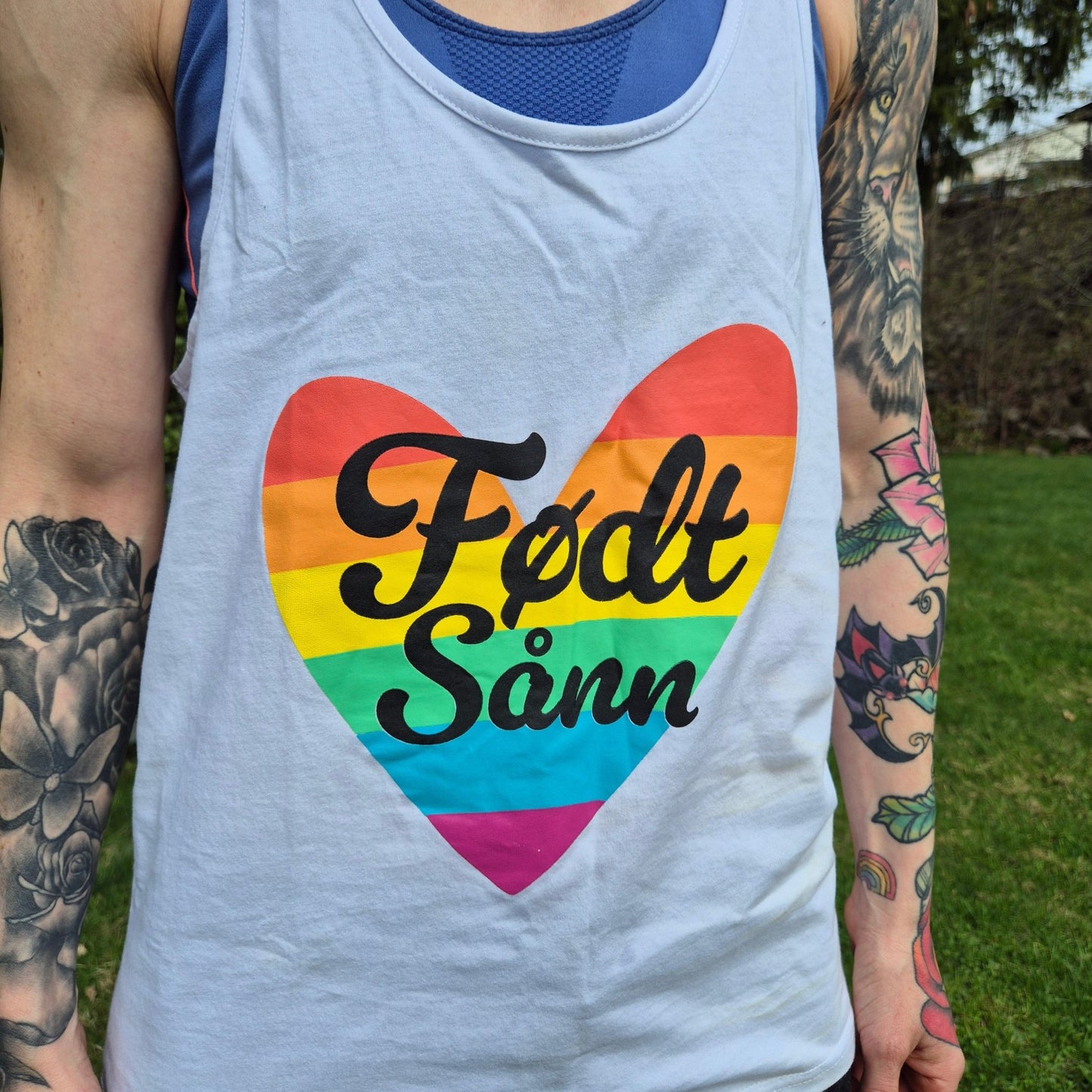 Regnbueshop - Singlet Født Sånn - T-shirt