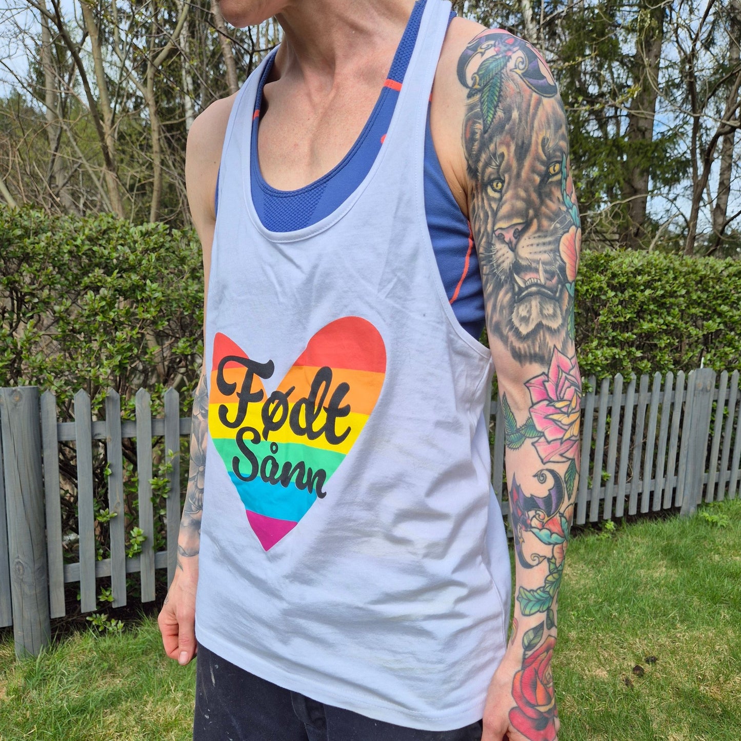 Regnbueshop - Singlet Født Sånn - T-shirt