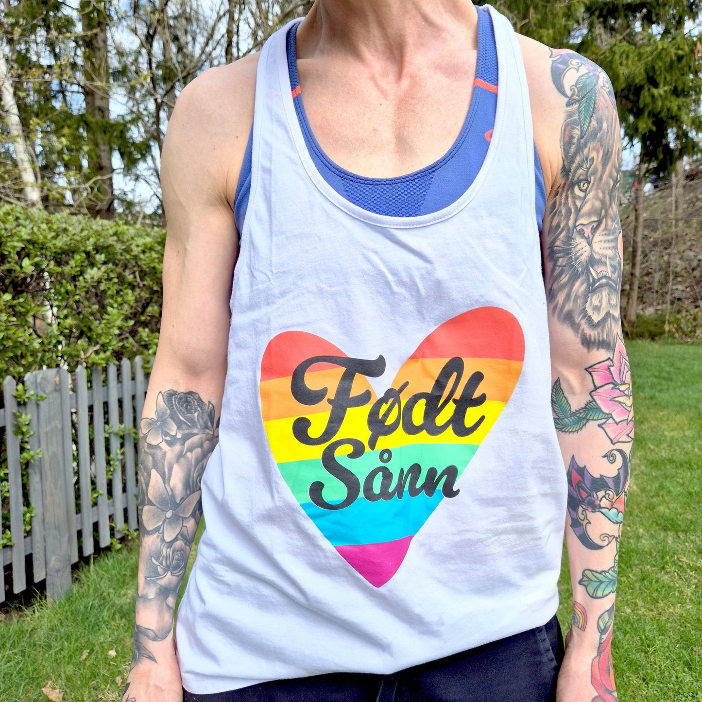 Regnbueshop - Singlet Født Sånn - T-shirt