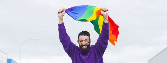 Regnbueshop donerte en julegave til ulike skeive organisasjoner i Norge