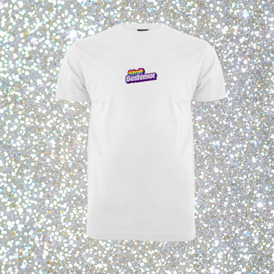 Hvit unisex T‑skjorte med teksten ‘Stolt bestemor’ i regnbuefarger – enkel rund hals, single jersey og inkluderende Pride-design.