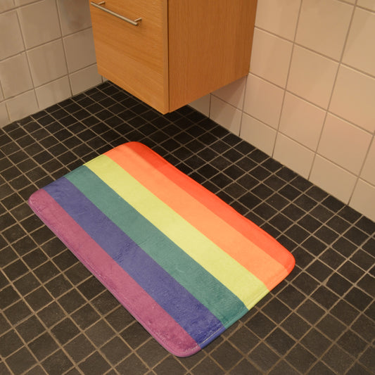 Fargerik Pride-baderomsmatte med regnbuedesign, myk overflate og sklisikker bakside.