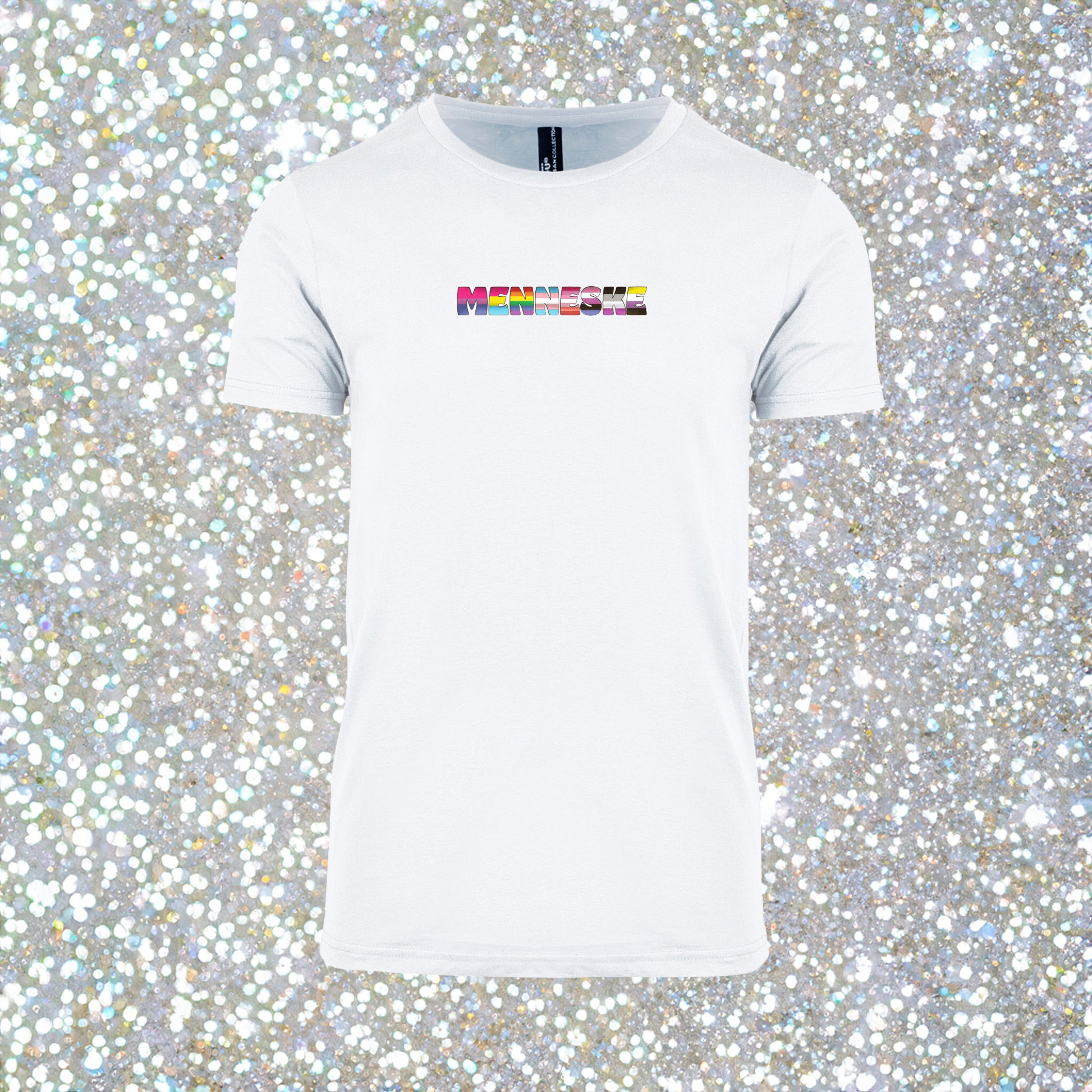 Hvit unisex T‑skjorte med rund hals, tekst ‘MENNESKE’ i farger inspirert av regnbuen, enkel og inkluderende design.