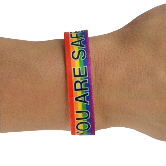 Elastisk Pride-armbånd i regnbuefarger, laget av polyester og elastan – ca. 1,5 cm bredt.