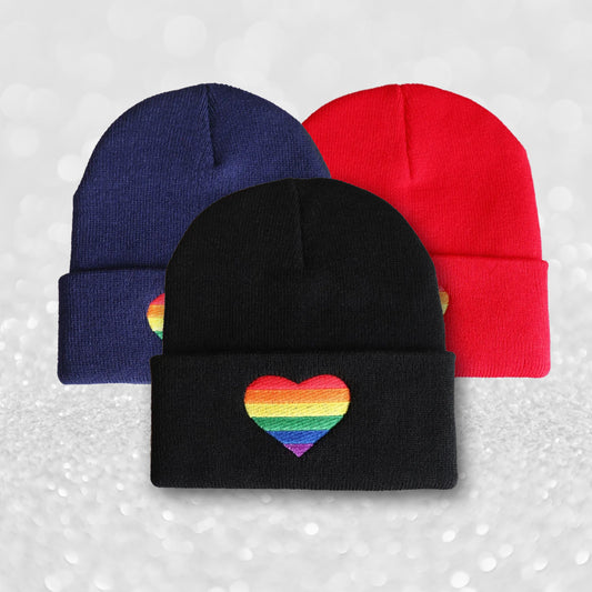 lue med brodert regnbuefarget hjerte, varm og stilfull måte å vise Pride-støtte på.