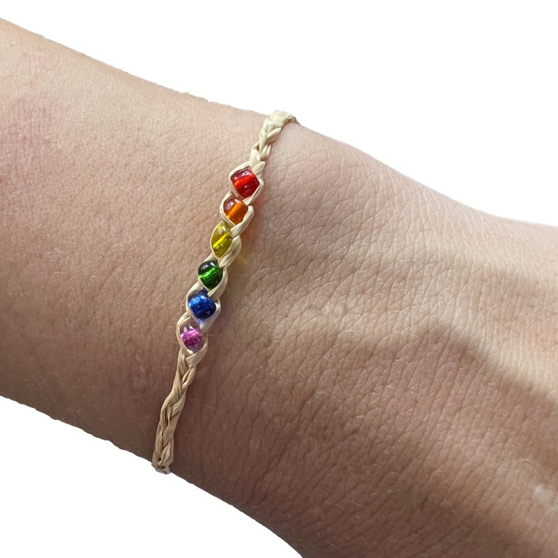 Armbånd med Pride-glassperler