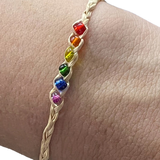 Armbånd med Pride-glassperler