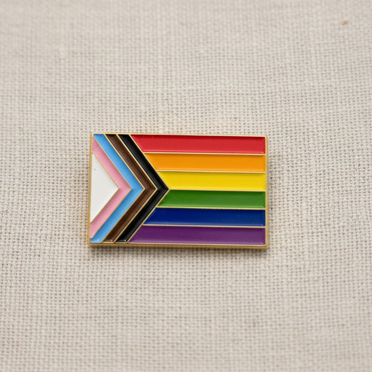 Magnetpin_Progress-Pride_Flagg_regnbueshopcopyright