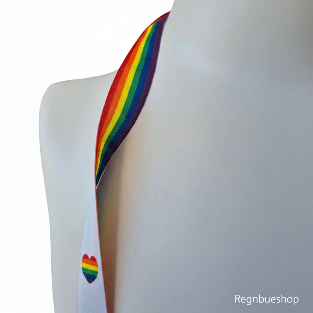 Pride Regnbueglimt Nøkkelbånd Hjerter Prideartikler 45 cm  langt 2 cm bredt Pridebutikken Regnbueshop