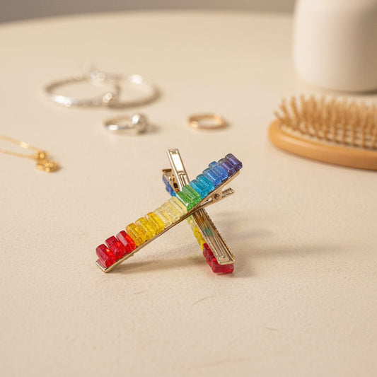 Pride spenner med regnbuesteiner