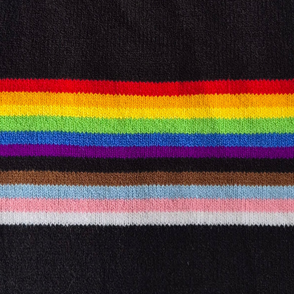 Progress Pride Retro Lue fra Regnbueshop Pridebutikken