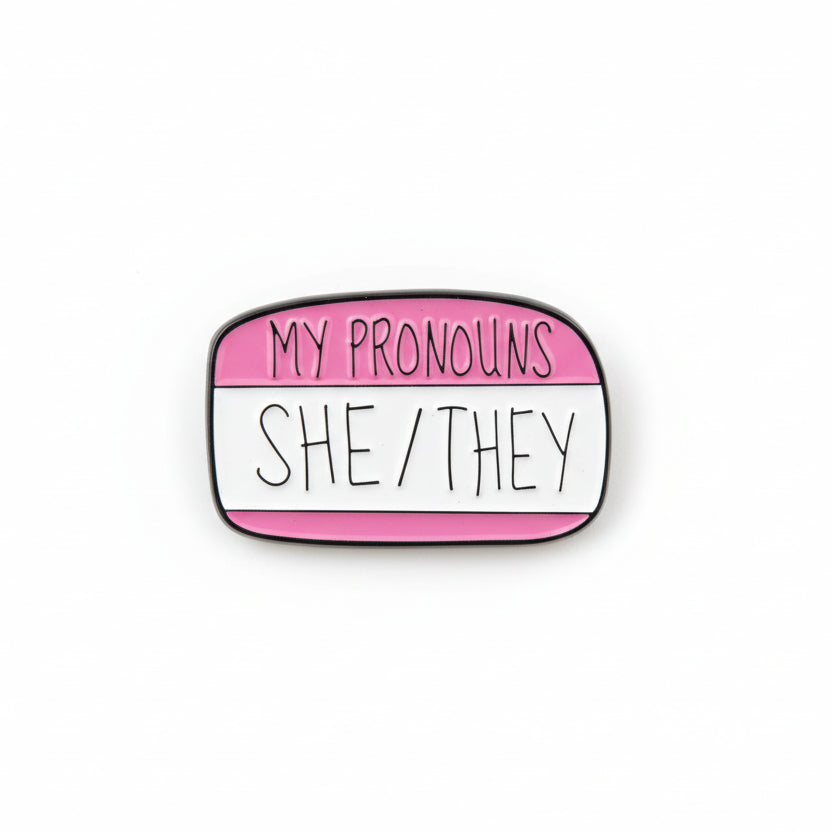 Pronomen Pin She/They