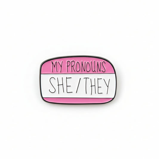 Pronomen Pin She/They