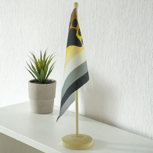 Bamse Pride Bordflagg med sokkel i tre