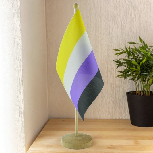Ikke-binær Pride Bordflagg med sokkel i tre