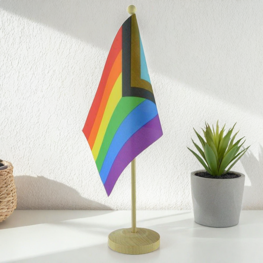 Progress Pride Bordflagg med sokkel i tre