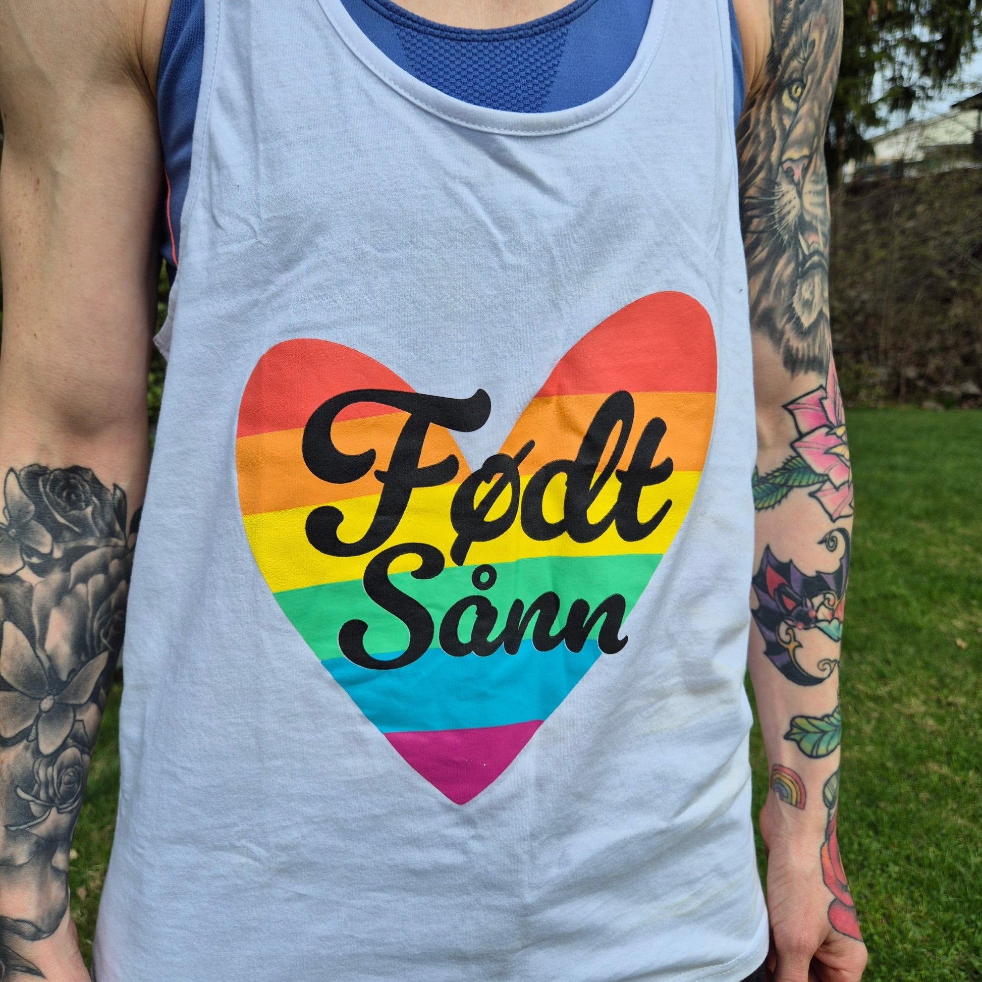 Regnbueshop - Singlet Født Sånn - T-shirt